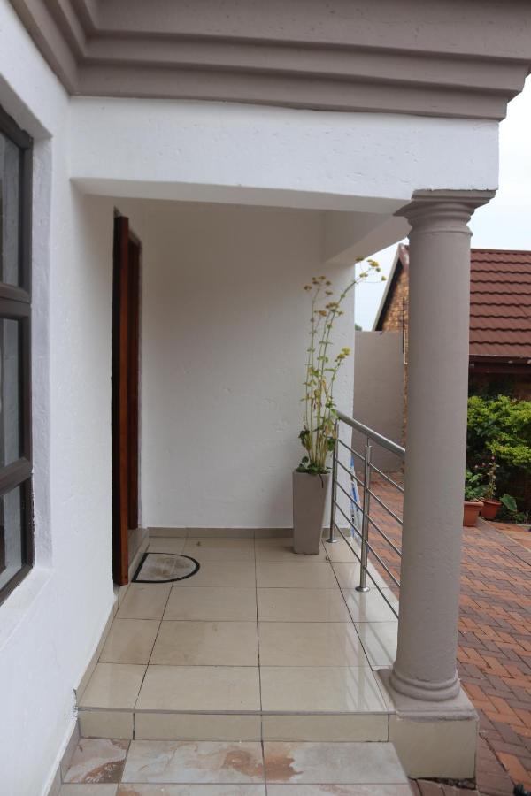 Tlelakufuma Guest House Johannesburg Buitenkant foto